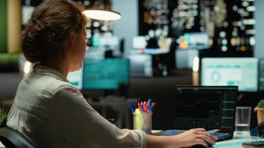 İş dünyasındaki profesyonel çalışmalar, şamdan şemaları ve ön bellek verilerini gece geç saatlerde ofiste uygulayarak, strateji ve organizasyonel büyüme geliştirmek için finans anlayışı ve ekonomik analiz uyguluyor. Kamera B.