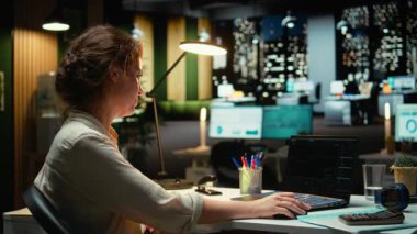 İş dünyasındaki profesyonel çalışmalar, şamdan şemaları ve ön bellek verilerini gece geç saatlerde ofiste uygulayarak, strateji ve organizasyonel büyüme geliştirmek için finans anlayışı ve ekonomik analiz uyguluyor. Kamera A.