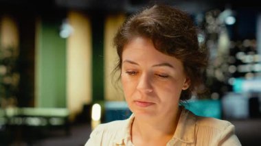 Dizüstü bilgisayarındaki bir sunum için notlar yazan kadın yönetici, finans belgelerinden önemli ayrıntıları ayıklıyor ve iş hedefleri ve yaklaşan görevler için özet çıkarıyor. Kamera B.