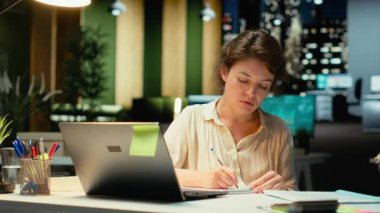 Şirket stratejisti yanlış bir fikir yazdıktan sonra bir makaleyi yırtıp atıyor, öfkeyle çalışmalarına başlıyor ve sayfayı buruşturuyor, hoşnutsuz kadın yazım hatası yapıyor. Kamera B.