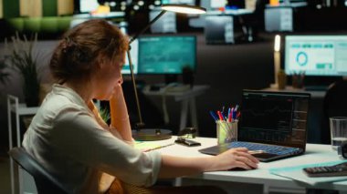 İş analisti, şirketin başarısını ve ekonomik büyümesini hisse senedi piyasası fırsatları yoluyla izleyerek, iş dünyasının çalışma saatlerinden sonraki artışlardan memnun. Sermaye gelişimi. Kamera B.