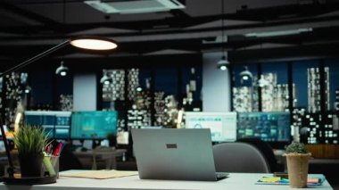 Üst düzey boş ofis tahminler için dizüstü bilgisayar ve monitörlere sahip. Kurumsal başarıyı yönlendiren kurumsal planlama, analitik ve performans göstergeleri için modern alan seti.