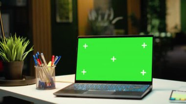 Ofis masasında izole edilmiş krom anahtar ekranlı bir dizüstü bilgisayar, şirkette geç saatlere kadar çalışma. Raporları ve projeksiyonları olan boş toplantı odası geliştirmeye hazır.