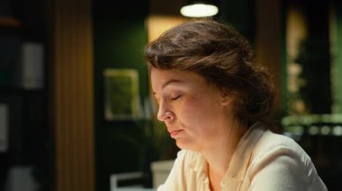 Yorgun, huzursuz bir kadın saatler sonra zihinsel bulanıklığa giriyor, gözlerini ovuşturuyor ve uyanık kalmak için çabalıyor. Yoğun iş yükü ve rahatsızlığı olan çalışanlar endişeli ve bunalmış hissediyorlar. Kamera B.