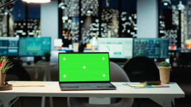 Gece geç saatlerde çok uluslu bir şirkette yeşil ekran bilgisayarı olan boş bir şirket çalışma alanı. Yönetim kurulu ofisi raporlar, strateji simgeleri ve projeksiyonlarla kuruldu. Gelişmeye hazır..