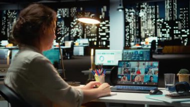 Girişimci video görüşmesi, katılım ve profesyonellik konulu ortak bir konuşma için dizüstü bilgisayar ve mikrofon kullanarak kurumsal telekonferans sırasında üretken bir fikir alışverişi sağlıyor. Kamera A.