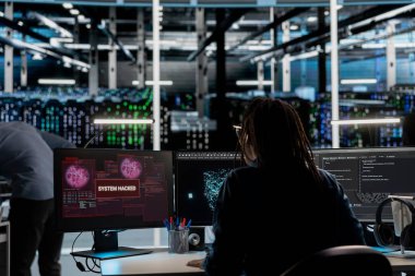 Sunucu merkezindeki sistem yöneticisi donanımı bilgisayar korsanlarının hassas bilgileri çalmasından korumaya çalışıyor. Veri Merkezi güvenlik ihlali sırasında virüsle savaşan siber güvenlik uzmanı