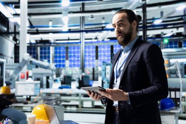 Genel müdür, güneş paneli üretim brifingi için bir toplantıya ev sahipliği yaparak, üretim fabrikasındaki çalışanlarla sürdürülebilir çözümlerin daha ucuz olması konusunu tartıştı. Fotovoltaikler.