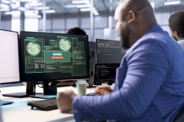 Sunucu merkezini optimize etmeye çalışan adamın aldığı açılır pencere uyarısı reddedildi. Afro-Amerikan veri merkezi bilişim uzmanı ağ hatalarını ortadan kaldırmakta başarısız oldu, işte mücadele ediyor