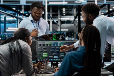 Veri merkezi yazılım geliştiricileri, bilgi işleme sistemlerini kuruyorlar. Sinir ağlarını eğitmek için birlikte çalışan iş arkadaşları, sunucu çiftliği işlemlerini geliştirmek için düğüm ağaçları kullanıyorlar