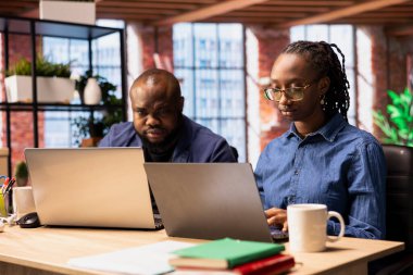 Genç siyahi insanlar evlerindeki günlük serbest işleri çözüyor, dizüstü bilgisayarları üzerinde çalışıyor ve önemli işleri bitirmek için işbirliği yapıyorlar. Kadın ve erkek uzak ve rahat işlerinin tadını çıkarıyorlar..