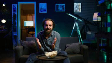 Maç yayınını izlerken çok mutlu olan taraftarlar sevinçten havalara uçuyor, takımın kazanmasından memnunlar. Mest olmuş bir adam TV 'de futbola bakıyor, çılgınca jestler yapıyor gol atan golü görüyor, kamera B