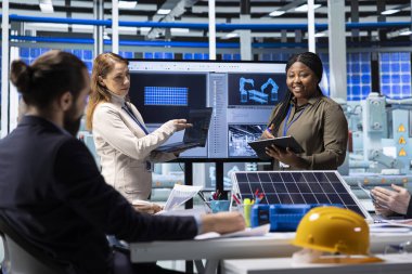 Güneş enerjisi araştırmacıları, güneş paneli performansını artırmayı ve araştırma ve geliştirme sürecinde enerji üretimini en üst düzeye çıkarmayı hedefleyen, kontrollü laboratuvar ortamında yeni fotovoltaik teknolojileri test ediyorlar.