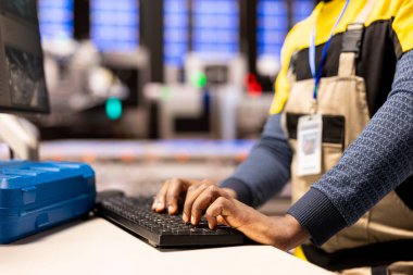 Klavyedeki güneş paneli üretim türleri mühendisi, yeni nesil güneş enerjisi sistemleri için prototipler tasarlıyor. Otomatik fabrika teknisyeni bilgisayardaki yenilikçi makine tasarımlarını inceliyor.