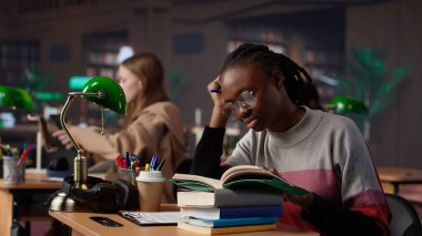 Kolejde periyodik sınavlar için okurken yorgun düşmüş bir öğrenci mükemmel notlarla diploma için çok çalışıyor. Birinci sınıftan önce bütün gece çalışmaktan yorgun düşmüş bir öğrenci. Kamera A.