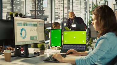 Ofis memuru denetimden sonra görüntüdeki veri istatistiklerini okumak için krom anahtar cihazlar kullanır. Görev başındaki projenin ilerlemesini kontrol etmek için yeşil ekran dizüstü bilgisayar ve tablet kullanan çalışanlar, kamera B
