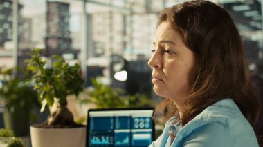 Ofisteki işçiler iş performans ölçümlerini incelerken bilgisayar masasında uyuyakalıyor. Yorgun bir kadın iş yerindeki mali tablolara bakarken uyukluyor.