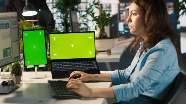 Ofis memuru denetimden sonra görüntüdeki veri istatistiklerini okumak için krom anahtar cihazlar kullanır. Görev başındaki projenin ilerlemesini kontrol etmek için yeşil ekran dizüstü bilgisayar ve tablet kullanan çalışanlar, kamera A