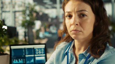 İş yerindeki üzgün kadın portresi kurumsal yaşam tarzı yüzünden üzgün, işi bırakmak isteyen. Çalışma ortamında duygusal gerginlik hisseden üzgün çalışanlara yakın çekim, görevler tarafından bastırılmış, kamera B