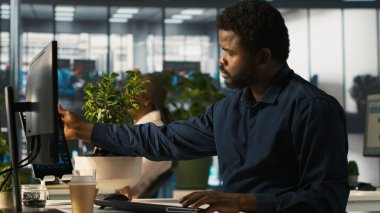 Ofisteki çalışanlar gelir tabletini sunmak için masadan çıkıyorlar. Alet üzerindeki şirket istatistiksel numaralarını karşılaştırmak için muhasebeci bitirme projesi, sunum verileri, kamera A