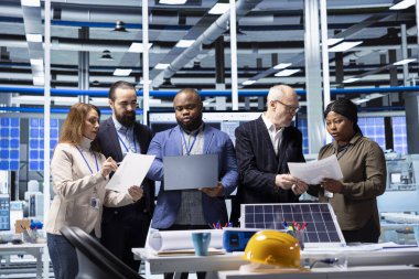 Fabrika yönetimi ve yatırımcılar yatırım stratejilerinin karlılığını değerlendirmek için teknik belgeleri analiz ederler. Hissedarlar sürdürülebilir imalat hakkında görüşmek üzere üretim fabrikası yöneticileriyle bir araya geldiler.