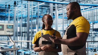 Akıllı fabrika mühendislik ekibi güvenilirliğini sağlamak için otomatik sistemleri test ediyor. Endüstri 4.0 sanayi işçileri darboğazları tespit etti ve veriye ve kamera A 'ya göre ekipmanları optimize etti