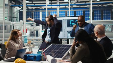 Güneş paneli fabrikasındaki mutlu işadamları yeni geliştirilmiş prototiplerin satışlarını kutluyorlar. Neşeli fabrika araştırma ekibi iş bittiği için heyecanlı, eğlenceden dans ediyor, kamera A