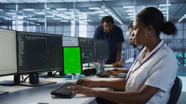 Veri işleme gereksinimleri için sunucu çiftliğinde çalışarak izole ekran tableti kullanan yönetici. Bilgi Merkezi, Kamera A 'daki Bilgi Teknolojileri Uzmanı Model Cihazı