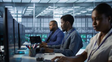 Veri merkezindeki sistem yöneticileri yapay zeka öngörü bakım sistemlerini uyguluyorlar. Ekip çalışması sunucu merkezi uzmanları donanım arızalarını tespit etmek için yapay zeka kullanıyorlar. Kamera A