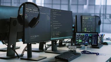 Veri merkezinde bilgisayar, kulaklık ve tabletler şirket ağ altyapısını korumak için makine öğrenme teknolojisi kullanıyor. Sunucu odasında en uygun sistem performansını sağlamak için elektronik aygıtlar kullanılıyor