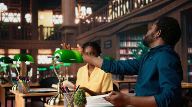 Üniversite kütüphanesinde birlikte yabancı bir dil öğrenen Afrikalı Amerikalı öğrenciler, akademik veritabanından danışmanlık kitapları. Sınavlar için birbirine yardım eden sınıf arkadaşları. Kamera A.