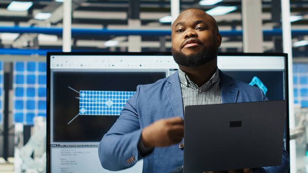 Инвесторы фотовольтаического завода анализируют тенденции рынка ноутбуков для определения инвестиционных стратегий. Руководители смотрят на данные по ноутбуку, расширяют производственные возможности завода, камеру В