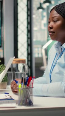 Dikey Video Adayları ve işe alım ekibi görüşme sorularını ve departmanın iş gücüne katılma fırsatını tartıştılar. Deneyim değerlendirmesi, baş.