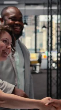 Vertical Video Diverse HR ekibi, kurumsal bir ofiste siyahi bir kadın başvuru ile görüşüyor, iş deneyimi ve iş geliştirme nitelikleri hakkında tartışıyorlar. Seçim için röportaj süreci