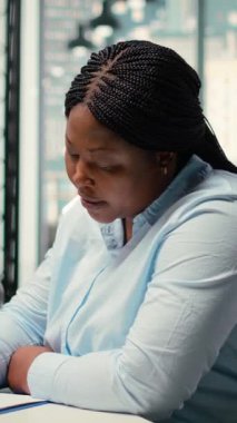 Dikey Video Kadın Adayları, İK çalışanları ile görüştükten sonra iş sözleşmesi imzalıyor, yasal şartları kabul ediyor ve biniş sürecini başlatıyor. Bağlılığı olan birini işe almak. Kamera A.