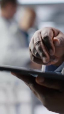 Siyahi kadının kimya ve biyoloji deneyleri yaptığı dikey video. Sağlık teknolojisi ve tıbbi araştırma verileri, teşhis ve bilim adamlarının çalışmalarında ileri düzey araştırmaları vurguluyor