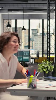 Dikey Görüntü İdaresi Yöneticisi, harika deneyimi ve tavsiyeleri olan siyahi, umut vaat eden bir adayla iş görüşmesi yapıyor. Şirket işe alım standartlarına uyum sağlama değerlendirmesi yapıyor. Kamera A.