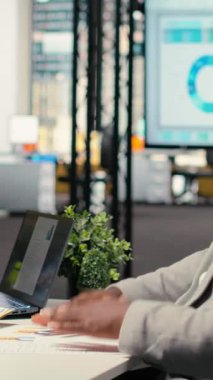 Röportaj sırasında bir adaya su dolduran dikey video HR çalışanı, mükemmel başvuru yapmadan önce profil ve CV 'yi nitelikleri ve mesleki deneyimi ile gözden geçiriyor