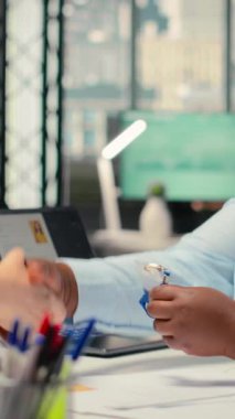 Vertical Video New, İK yöneticisinden onaylanmış istihdam sürecini doğrulamak üzere el sıkışma ve kimlik kartı alarak işe aldı. İş için yeni bir başlangıç. Kamera B.