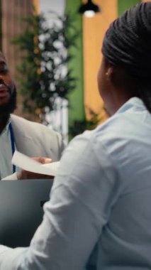 Vertical Video Diverse HR mülakatçıları, CV belgesini incelemek üzere başvuru sahibi ile görüşerek, yetenek edinme, iş deneyimi ve girişimde yer alma sürecinin nitelikleri üzerinde durdular. Kamera.