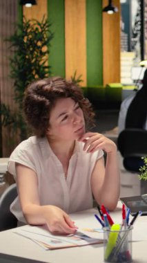 Vertical Video HR çalışanı ve iş arayan işe alım sürecinde kariyer danışmanlığı yapıyor, bir CV belgesini inceliyor ve iş fırsatı ve yetenek edinimini tartışıyor