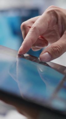 Bilimadamı tarafından bir bilim deneyi için kullanılan modern laboratuvar yazılımıyla tabletin dikey görüntüsü, ileri teknoloji. Moleküler biyoloji, biyoteknoloji ve sağlık hizmetleri yeniliğine odaklanmış