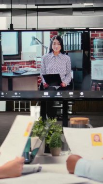 Vertical Video Diverse HR personeli, bir adaya internet video konferansı yoluyla iş başvurusu ve potansiyel bir kişinin mesleki geçmişini tartışmak için sanal bir toplantı düzenliyor.