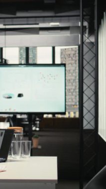 Dikey Video İK mülakatçısı, iş yerindeki Afrikalı Amerikalı bir adamla el sıkışıyor, özgeçmiş sunuyor ve röportajı geçiyor. Tokalaşma, hukuki uzlaşma ve profesyonelliği gösteriyor. Kamera.