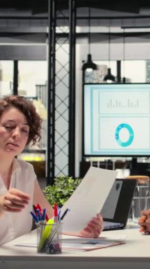 Vertical Video Black, iş görüşmesi sırasında İK yöneticisiyle özgeçmiş sunumunu, nitelikleriyle kariyer geliştirmeyi tartışır. Potansiyel iş