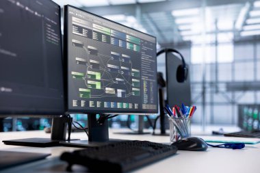 Veri merkezindeki bilgisayarlar, yapay zekanın büyük veri tabanlarını işleyebilmesi için gerekli hesaplama kaynaklarını sağlıyor. Makine öğrenme için kullanılan verileri depolama sunucu odasındaki bilgisayarlar