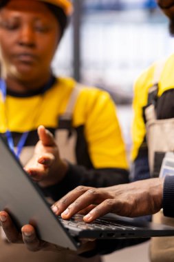 Endüstri otomasyon mühendisleri dijital üretim verilerini analiz ederek akıllı bir fabrikada operasyonel verimliliği sağlıyorlar. Profesyoneller sanayi üretimini optimize etmek için özerk sistemleri değerlendirdiler.