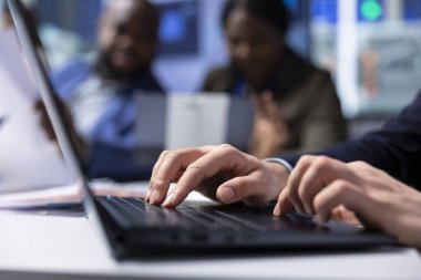 Bilgisayarda yazı yazan, ilgilenen yatırımcılar için derinlemesine finansal analiz yapan bir muhasebeci. Adam, anlaşma fizibilitesini değerlendiren hissedarlar için proje dönüşleri için dizüstü bilgisayar kullanıyor, kapat