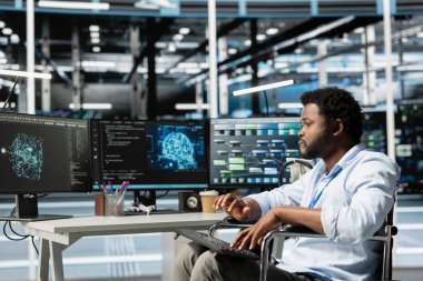 Tekerlekli sandalyedeki veri merkezi mühendisi yapay zeka görselleştirme aracını kullanıyor. Kapsayıcı sunucu tarım işyerindeki belden aşağısı felçli işçiler yapay zeka analiz yazılımı kullanıyor