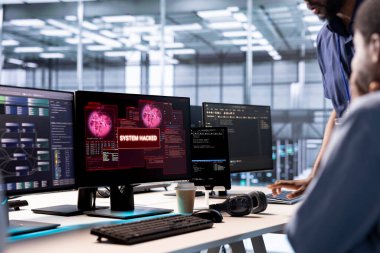 Sunucu merkezindeki yönetici, hackerların güvenlik duvarını aşıp veri çalmasından korkuyor. Veri merkezindeki güvenlik ihlali bildirimi bilişim uzmanını paniğe soktu ve yardım talep ediyor.